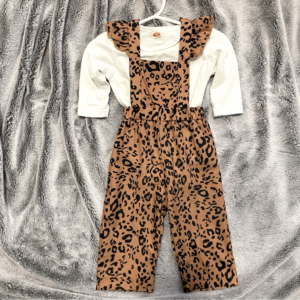 Leopard print overall baby set